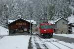 Glacier Express Jubileums-lok 651 fhrt ein bereits Winterlich Bahnhof Preda ein. 03.10.05