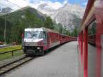 RE 1129 mit Ge 4/4 III 651 bei Einfahrt vor eindrcklicher Bergkulisse in Preda, 03.06.2011.