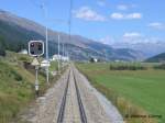 Bei Samedan/Samaden Blick aus dem letzten Wagen des D 1141 Chur - St. Moritz zurck auf die schnurgerade Strecke in Richtung Bever und auf die sdrtischen Alpen - 12.08.2005

