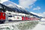 RhB Schnellzug 535 von Chur nach St.Moritz am 04.10.1999 Einfahrt Samedan mit E-Lok Ge 4/4III 643 - D - 3xB - 2xA - 3xB. Hinweis: Lok mit Werbung EMS-Chemie, gescanntes Dia
