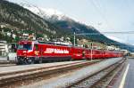 RhB Schnellzug 535 von Chur nach St.Moritz am 08.10.1999 Einfahrt Samedan mit E-Lok Ge 4/4III 646 - D 4226 - B 2347 - B 2381 - B 2352 - A 1225 - A 1234 - B 2371. Hinweis: Lok mit Eigen-Werbung RHTISCHE BAHN, gescanntes Dia
