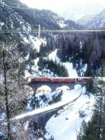 RhB Schnellzug 550 von St.Moritz nach Chur am 03.03.1998 bei Albula I-Viadukt zwischen Preda und Muot mit E-Lok Ge 4/4 III 642 - B 2318 - B 2323 - WR 3811 - A 1263 - A 1293 - B 2393 - B 2379 - B 2360 - D 4222 - Skl 8406. Hinweis: gescanntes Dia
