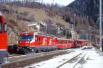 RhB Schnellzug 554 von St.Moritz nach Chur am 02.03.1998 Einfahrt Filisur mit E-Lok Ge 4/4 III 642 - B 2301 - B 2436 - A 1261 - A 1272 - B 2392 - B 2381 - B 2365 - D 4215.