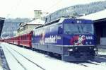 RhB Schnellzug 554 von St.Moritz nach Chur am 12.04.1998 in St.Moritz mit E-Lok Ge 4/4 III 644 - B 2436 - A 1230 - A 1240 - B 2495 - B 2430 - B 2428 - D 4220. Hinweis: gescanntes Dia
