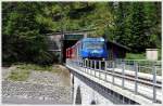 RE1136 mit Ge 4/4 III 652  Vaz/Obervaz Lenzerheide-Valbella  verlsst den Rugnuxkehrtunnel und berquert den Albulaviadukt 1 oberhalb von Muot.