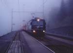 Ge 4/4 III Nr.622 taucht mit ihrem Schnellzug aus dem Nebel auf.
Bergn, September 1998  