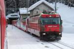 RhB Ge 4/4 III 642  Breil/Brigels  mit Eigenwerbung fürs RhB-Team. Hier verlässt sie mit dem RE nach Chur gerade den Albulatunnel und fährt in den Bahnhof Preda ein. 14.02.2014