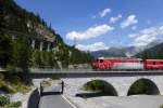 Ge 4/4 III 645  Tujetsch  mit dem Regio Express nach St. Moritz auf dem Albula-Viadukt I. Im Hintergrund ist der Rugnux-Lehnviadukt, welcher der Zug, nach dem Rugnux-Kehrunnel, befahren wird, zu sehen. (6. August 2015)