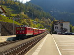 Ge 6/6 II 707  Scuol  rollt mit dem RE 1124 (St.Moritz - Chur) in den Bahnhof von Filisur ein.
Filisur, 07. Mai 2016