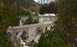 Die  Ems-Lok  Ge 4/4 III 643  Vals  rollt mit dem RE 1152 (St.Moritz - Chur), der Kreuzungsstation Muot entgegen, über das erste Albulaviadukt.