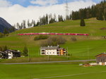Der Bernina Express 950 (Tirano - Chur) rollt auf der zweiten Ebene bei Bergün talwärts.