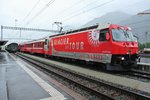 Ge 4/4 III 651  Glacier on Tour  mit dem RE 1137 in Samedan. Gleich hinter der Lok ist noch der Mitteleinstieg B 2301 eingereiht, 31.07.2016.