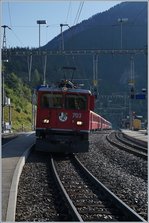 Die RhB Ge 6/6 II 703 wartet mit ihrem langen Albulaschnellzug RE 1124 St.