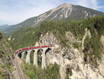 Mit dem Muchetta im Hintergrund fährt ABe 8/12 3505  Giovanni Segantini  als RE1156 (St.Moritz - Chur) über das Landwasserviadukt.