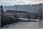 S2 1559 mit ABe 4/16 3104 nach Thusis auf der Hinterrheinbrücke bei Reichenau-Tamins.