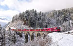 In einem milden Berglicht konnte der RhB Triebzug ABe 4/16 3507 mit einem Re nach St.Moritz auf dem Schmittentobelviadukt festgehalten werden.Bild 15.12.2017