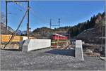 Baustelle 2. Hinterrheinbrücke in Reichenau-Tamins. S2 1557 mit ABe 4/16 3104. Im Vordergrund befindet sich die neue Zufahrt zur 2. Brücke. (15.01.2018)