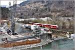 Bau 2.Hinterrheinbrücke RhB in Reichenau-Tamins. Einbau des Mittelteils. S1 1507 mit ABe 4/16 3104. (09.03.2018)