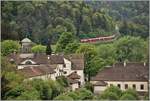 IR1136 aus St.Moritz mit der Ge 4/4 III 644  Savognin  erreicht in Kürze Reichenau-Tamins. Im Vordergrund Schlosshotel Adler in Reichenau. (02.05.2018)