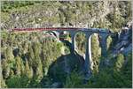 Der Berninaexpress 951 überquert den 65m hohen Landwasserviadukt vor Filisur. (23.06.2018)