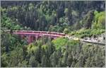 Das Schmittentpbelviadukt wird zur Zeit renoviert. IR1145 mit ABe 8/12 3512 ist auf dem Weg nach St.Moritz. (17.05.2020)