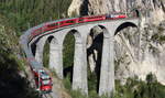 Der Klassiker.

IR1157 (Chur - St.Moritz) mit der ziehenden 646 auf dem Landwasserviadukt.

Filisur, 15. August 2020 