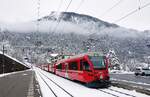 RhB__Bf. Filisur. Ausfahrender Zug nach St. Moritz über die Albulalinie mit Bt 52806 am Ende.__24-02-2024