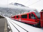 RhB__Bf. Filisur. Ausfahrender Zug nach St. Moritz über die Albulalinie mit 3501 [ABe 8/12     Allegra  Zweispannungs-Triebzug (ZTZ)] im vorderen Zugteil.__24-02-2024