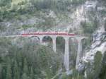 Am 11.7.08 um 20.45 kam mir diese spezielle Zugsgarnitur auf dem Landwasserviadukt entgegen.