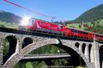 Rot/Chromfarbene Lok Ge 4/4 III 651  Fideris  mit Werbung fr den Glacier-Express berquert am 30.08.2008 den Solis-Viadukt und spiegelt sich dabei in der Sonne.