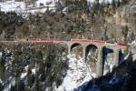 Auf dem Weg von St. Moritz nach Chur berquert der 13.00 Uhr-Zug das Landwasserviadukt; 10.01.2009