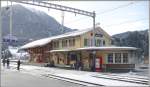 Der gepflegte Bahnhof Tiefencastel ist Umsteigestation auf die Postautos der Region, (10.03.2009)