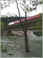 Hinter- und Vorderrhein fhren viel Schmelzwasser. Ge 4/4 III 632  Vals  berquert soeben den Zusammenfluss der beiden Rheine bei Reichenau-Tamins. (16.04.2009)