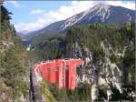 Auch der GlacierExpress 904 mit RE1149 nach St.Moritz ist so ein langer Zug und passt nicht zwischen die zwei Tunnels vor und hinter dem Landwasser Viadukt. (01.10.2009)
