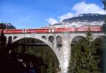 RhB Schnellzug 525 von Chur nach St.Moritz am 26.02.2000 auf Soliser Viadukt mit E-Lok Ge 6/6II 705 - D 4224 - B 2356 - B 2362 - B 2391 - A 1233 - A 1269 - FO PS 4011 - B 2260 - B 2375 - B 2268. 
