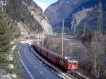 RhB Entlastungs-Schnellzug 1525 von Chur nach St.Moritz am 26.02.2000 bei Rothenbrunnen mit E-Lok Ge 4/4I 601 - B 2269 - B 2270 - B 2273 - B 2271 - B 2272 - AB 1563 - A 1239. Hinweis: 1-Tausender-Nummer waren Vorrauszge, Lok hat noch Eigenwerbung. 