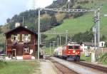 RhB Gterzug 5527 von Landquart nach St.Moritz am 21.08.1995 Durchfahrt Alvaneu mit E-Lok Ge 6/6II 703 - Uce 8041 - Uce 8027 - Uace 7999 - Uace 7998 - Kkw 7321. Hinweis: Lok hat noch Scherenpantograf, Blick auf Bahnhof. 