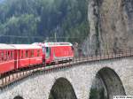 Die Ge 4/4''' 651 ''Glacier-Express'' zog am 25.7.05 den D 1137 nach St, Moritz, aufgenommen auf dem Landwasser-Viadukt.
