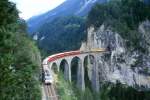 RhB Schnellzug 550 von St.Moritz nach Chur am 27.08.2000 auf Landwasser-Viadukt zwischen Filisur und Alvaneu mit E-Lok Ge 4/4 III 643 - B - 2x A - 3x B - D - Sklv 84xx 2x B 209x. Hinweis: gescanntes Dia
