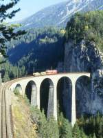 RhB Gterzug 5353 von Landquart nach Pontresina am 24.10.1994 auf Landwasser-Viadukt zwischen Alvaneu und Filisur mit E-Lok Ge 6/6 II 705 - Rw 8272. Hinweis: Lok noch mit Scherenpantograf, gescanntes Dia
