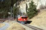 RhB Extra-Gterzug 5353 von Thusis nach Samedan fr Dampffreunde der Rhtischen Bahn am 20.02.1998 kurz vor Tiefencastel mit E-Lok Ge 6/6 II 701 (Rhtia) - Dampflok G 3/4 1 (Rhtia).