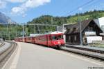 Eine S2 nach Thusis mit fhrendem ABt 1714 am 10.8.2013 in Reichenau-Tamins. Als Folge einer Entgleisung bei Valendas, bei der ein Mittelwagen derart beschdigt wurde, dass er abgebrochen werden musste, wurde dieser 3-teilige Pendelzug mit einem weiteren Steuerwagen als Modul gebildet.