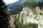 RhB Gterzug 5561 von Landquart nach St.Moritz am 23.06.1995 auf Landwasser-Viadukt zwischen Alvaneu und Filisur mit E-Lok Ge 4/4 II 621 - Rkp. Hinweis: gescanntes Dia
