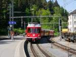 RhB - Pendelzug mit dem Be 4/4 514 an der Spitze unterwegs bei der einfahrt in den Bahnhof von Reichena-Tamins am 07.05.2015