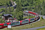 Ge 4/4 III 650 schlängelt sich mit einem GEX über die Solisbrücke.Bild vom 23.6.2016