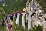 Der RhB Triebzug 8/12 3505 führt einen BEX über das Landwasserviadukt in Filisur.Bild vom 23.6.2016