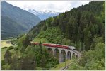 RE1141 mit Ge 4/4 III 649  Lavin  auf dem Schmittentobelviadukt.