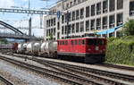 Ge 6/6 II 704  Davos  erreicht mit einem Güterzug den Bahnhof von Chur.