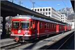 S2 1563 nach Thusis mit Steuerwagen 1711 und Be 4/4 511 in Chur. (13.302.2018)