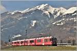 S1 1510 nach Schiers mit ABe 4/16 3101 und dahinter S12 24240 nach Sargans mit einem Thurbo GTW. Im Hintergrund der Haldensteiner Calanda 2806m. (22.03.2018)